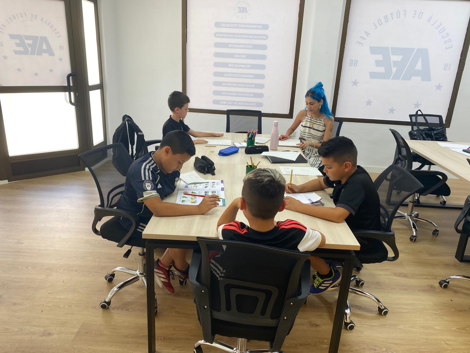 La Escuela de Fútbol AFE Murcia incorpora clases de apoyo educativo para sus alumnos